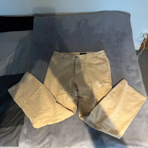Beige cargobyxor - Säljer ett par beige cargobyxor i bra skick. De har flera praktiska fickor och en normal passform. Perfekta för vardagsbruk eller en avslappnad stil. Materialet är bomull, vilket gör dem bekväma och hållbara.