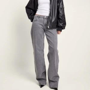 Gråa Jeans från Nakd - Säljer mina jättefina jeans från nakd då jag beställde de i två olika storlekar och inte orkade lämna tillbaka den ena lol. Storlek 40, nypris 699 med prislappen kvar💕