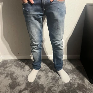 Replay jeans - Hej! Säljer dessa riktigt snygga replay jeans. Skick 8/10 med slitningar , storlek 28/32 vid minsta lilla fundering är det bara o höra av sig