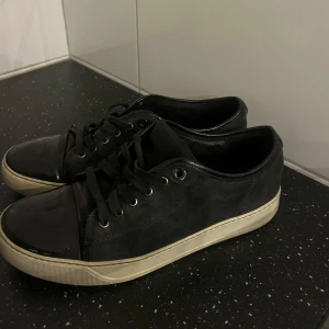 Lanvin  - Säljer ett par svarta lanvins i bra skick. Passar storlek 42/43