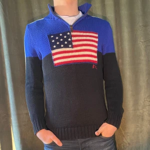 Stickad Tröja - Ralph Lauren  - Tja! Säljer denna sjukt snygga stickade Raffe tröja, den är i barnstorlek XL men sitter mer som en herr M. Modellen på bilden är 184! Vid minsta fråga eller fundering hör av er🤝