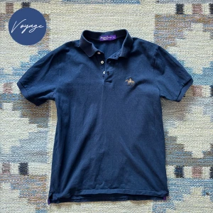 Mörkblå pikétröja från Ralph Lauren purple lable - Säljer en sällsynt mörkblå purple label pikétröja från Ralph Lauren. Nypris ligger runt 5200kr. Perfekt för en avslappnad men stilren look. Köptes här på plick så osäker på äkthet därav det låga priset. Passar både till vardags och fest🐎priset är inte hugget i sten!!