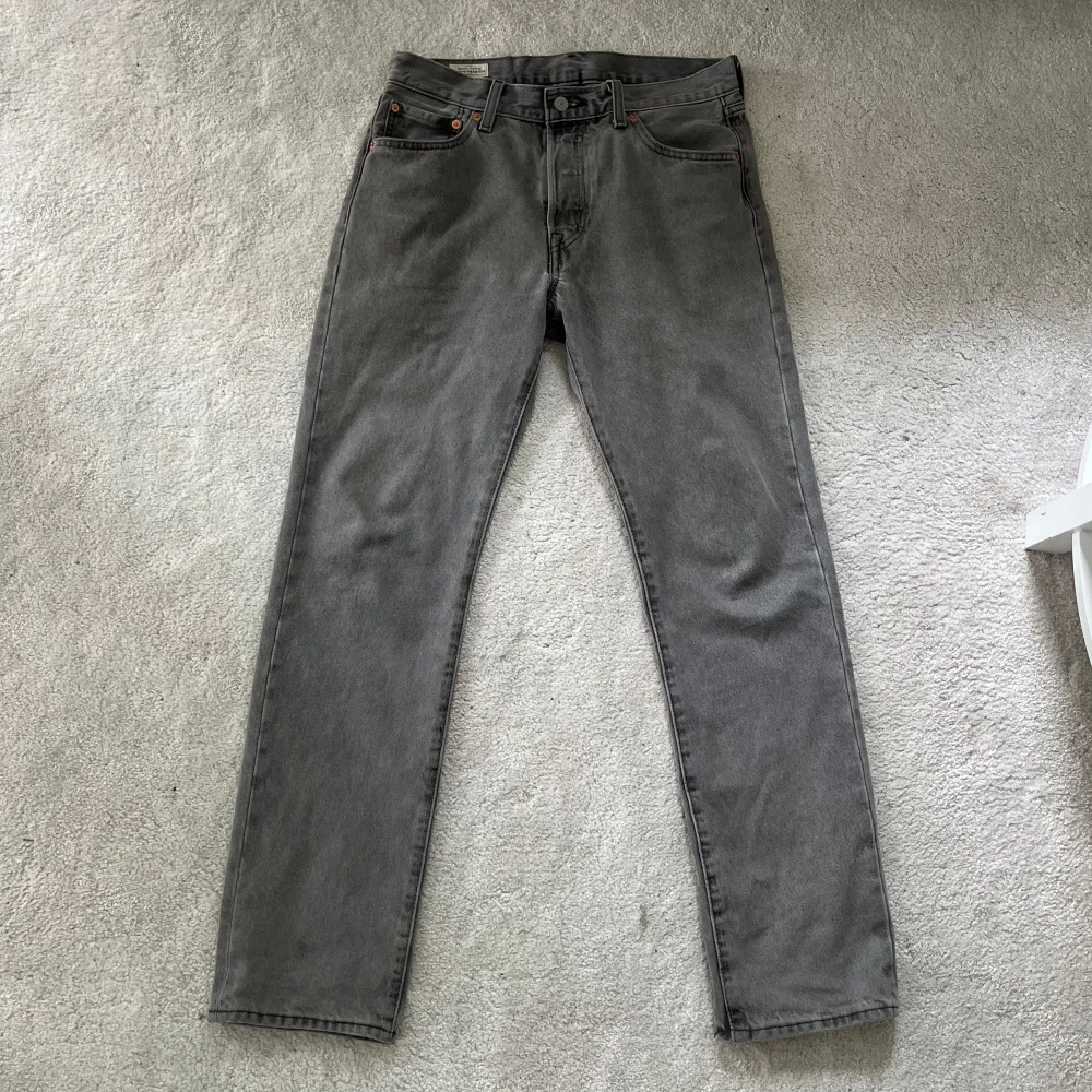 Säljer ett par sjukt snygga och trendiga gråa levis 501 jeans. Helt sprillans nya med tags kvar. Nypris ca 1300kr. Först till kvarn! . Jeans & Byxor.