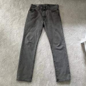 Säljer ett par sjukt snygga och trendiga gråa levis 501 jeans. Helt sprillans nya med tags kvar. Nypris ca 1300kr. Först till kvarn! 