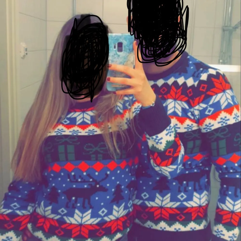 Säljer två supermysig och färgglad jultröja från Pull & Bear.I storlek 34 och 38(passar till tjejer i storlek S/M och killar i storlek L/XL) Den har ett festligt mönster med renar, julklappar och snöflingor i blått, rött, grönt och vitt. Perfekt för julfirandet! Tröjan är långärmad och stickad, vilket gör den både varm och bekväm.. Tröjor & Koftor.