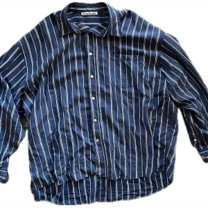 Blå randig skjorta från Acne Studios - Skjorta från Acne studios, obefintligt använd och som ny!  Storlek 48 men oversized och sitter som en XL.  Nypris 3800kr ! kvitto från acne finns!   Hälsningar//  Ludvig