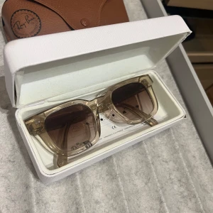 Transparenta solglasögon från CHIMI - Säljer ett par snygga transparenta solglasögon från CHIMI. De har en modern och stilren design med bruna linser som ger ett coolt intryck. Perfekta för sommardagar och vårens soliga stunder. Kommer med ett vitt fodral och originalförpackning. Passar både till vardags och fest! Designe 04 