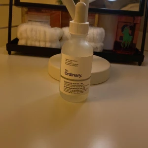 Säljer ett Hyaloronic acid serum från the ordinary!  - Säljer ett Hyaloronic acid serum från The Ordinary. Den är i gott skick men har använt lite mer än halva, den är 60ml. På bild 2 ser ni hur mycket som är kvar! Var inte rädda att skicka prisförslag eller att ställa frågor☺️