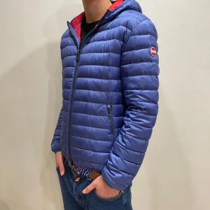 Colmar Jacka  - Hej! Säljer nu min jacka från märket Colmar, storlek 50/S, mycket bra skick modellen är 184cm och väger 70kg . Tveka inte på att höra av dig om du har frågor eller funderingar kring jackan!