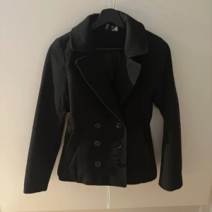 Jacka - Superfin jacka! Knappt använd🖤