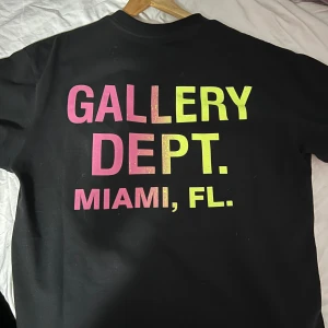 Gallery dept - Säljer min gallery dept limited edition t-shit för billigt pris. Väldigt fint tryck med många olika färger som man kan ha till en skön look.