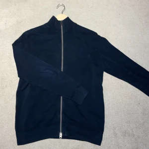Blå ziptröja - Blå ziptröja från Marc O’Polo.                                    Skick 8/10