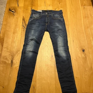 Replay - Säljer ett par snygga blå jeans från Replay i modellen Anbass. Jeansen är i toppskick och är i storlek W29 L32.