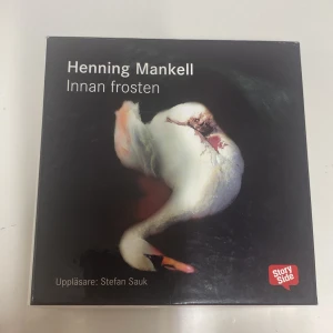 Innan frosten av Henning Mankell - Säljer ljudbok 'Innan frosten' av Henning Mankell, uppläst av Stefan Sauk. Denna spännande Wallander-deckare handlar om mystiska händelser i Ystad. Boxen innehåller 15 CD-skivor i ett plastfodral. Perfekt för dig som älskar kriminalromaner och vill lyssna på en fängslande berättelse.