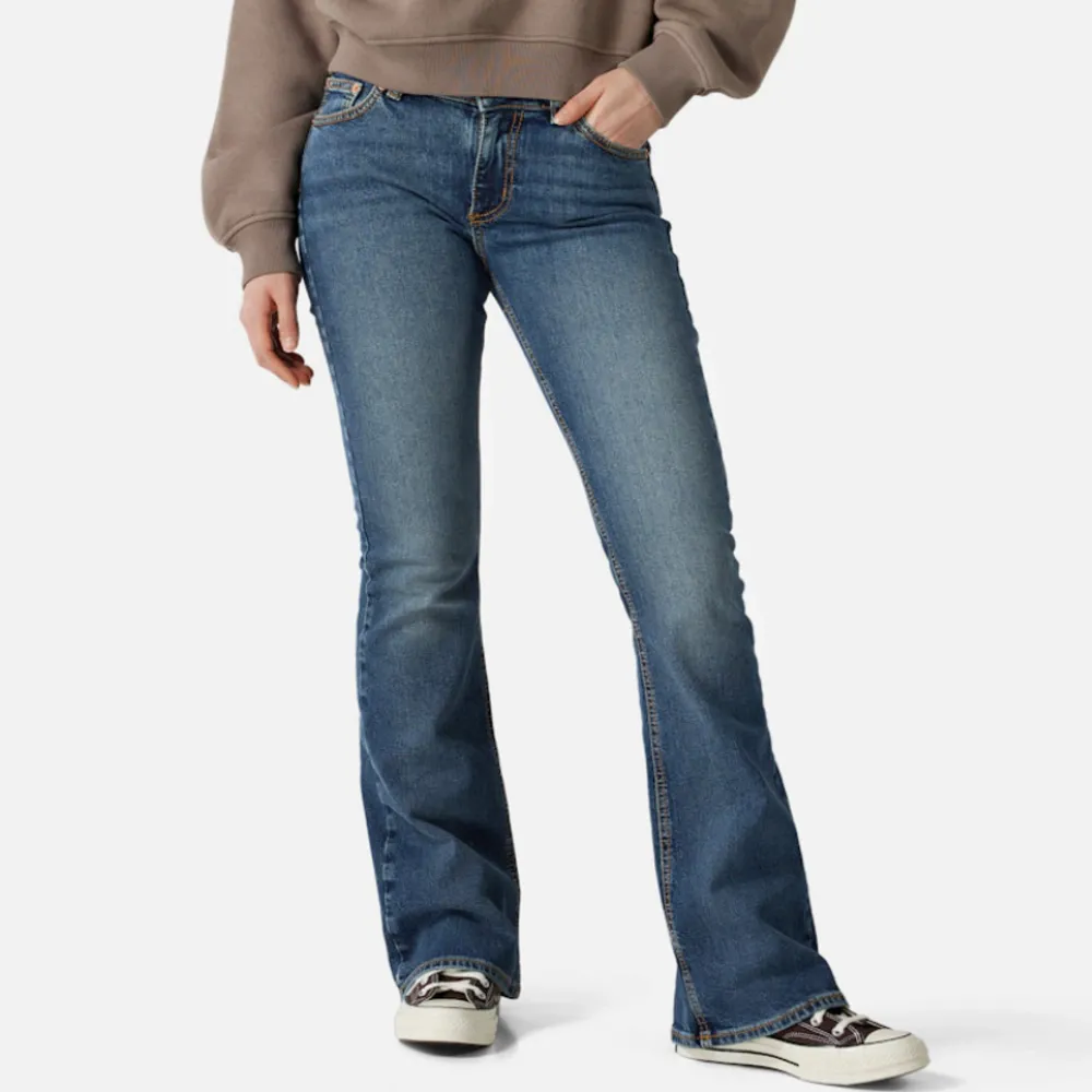 jätte fina bootcut jeans från junkyard!! mina favvo jeans men säljer nu pga att de börjar bli för korta 😔 använd mycket men inga defekter och fint skick 🤍 orginal pris: 600 🫶🏻. Jeans & Byxor.