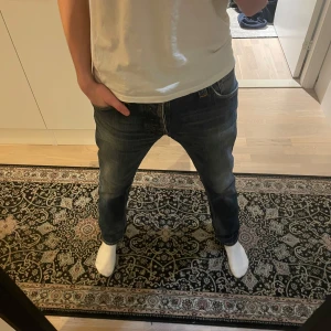 Nudie jeans  - Säljer ett par skit feta jeans från nudie i en riktig skön wash och som sitter som en smäck. Skick:9/10.      Storlek 32/32 och modellen är 183 och väger 70kg Fråga om du har några frågor 