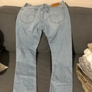 Säljer ett par nya ljusblåa Levis jeans i modellen 511 med storleken W31 L32. De är helt nya och aldrig använda då ja fick dem i present för ett tag sedan men de passade ej. Nypris typ 1200kr säljer för 220kr