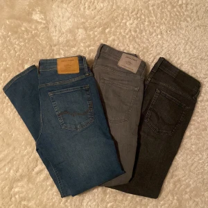 Jack & Jones jeans  - Säljer ett 3-pack Jack & Jones jeans i modellen: slim fit Glenn. Alla jeansen är i nyskick. De blåa och gråa är 29/30 och de svarta är 30/30(sitter som 29/30). Vid frågor är det bara att höra av sig!