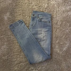 Dondup jeans - Säljer ett par feta dondup jeans i storlek 29/30 och passar dig mellan 170-180 cm. Dom är designade med två slitningar på vardera lår (se bild 2), dom är i riktigt bra skick. Hör av dig vid eventuella frågor och funderingar🙌🏻(priset kan diskuteras)