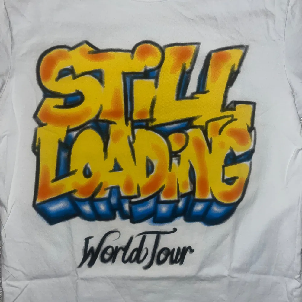 Central Cee T-shirt. Inga skador använd 2 gånger! Den kan användas av killar och tjejer ’STILL LOADING World Tour' i gult och blått, och på baksidan 'LIVE YOURS' med . T-shirts.