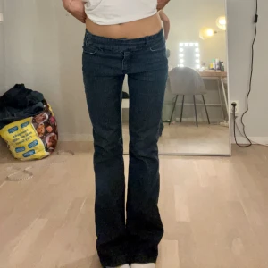 Lågmidjade bootcut jeans  - Så fina lågmidjade bootcut jeans med ränder. Midjemått 36cm, innerbenslängd 76 cm. Köp via köp nu❤️