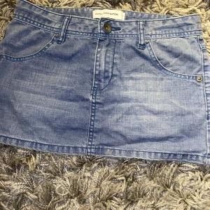 Vintage kjol - Vintage kjol, jättefint skick inga defekter. Från outfitter Nation i storlek S. Mått: Rakt över midja: 36 cm, Upp till ner: 28cm.