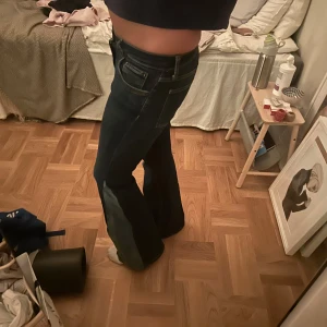 Mörkblå bootcut jeans - Säljer ett par snygga mörkblå bootcut jeans i bra skick. De är lågmidjade och har en klassisk femficksdesign. Perfekta för både vardag och fest! Har själv sytt ut jeansen så inte i helt perfekt skick där då jag inte är bäst på att sy❣️ kan absolut skicka bilder på hur det ser ut innuti och tydligare utanpå❤️❤️