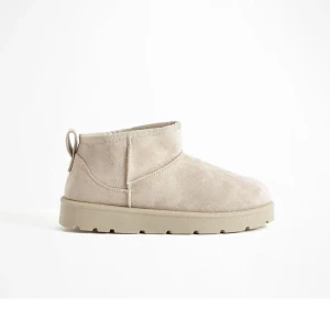 Beige vinterskor i mocka - Säljer ett par snygga beige uggs liknande skor i mocka. De har en enkel och stilren design med en bekväm sula som passar perfekt för höst och vinter. Perfekta för både vardag och lite finare tillfällen!💕 endast testade. Köpta för 550kr