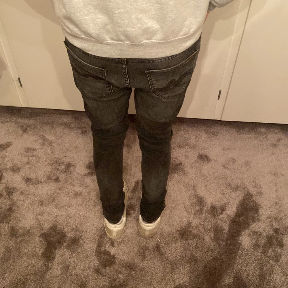 Säljer ett par mörkgråa jeans från Nudie Jeans i storlek 30/32. De är tillverkade av ekologisk bomull och har en snygg slim passform. Modellen är tight terry och sitter perfekt, skriv ang funderingar!👍. Jeans & Byxor.