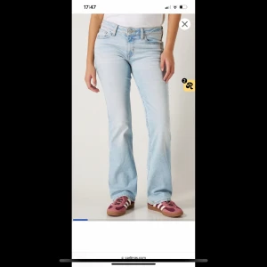 Ljusa jeans från Levi's - Säljer ett par skit snygga Levi's jeans i storlek s, tyvärr för små för mig. Liknar dom på första bilden, är inte exakt samma. Litet slitage på bakisidan(sista bilden)💕annars väldigt bra skick!