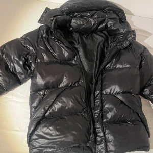 Svart pufferjacka från SikSilk - Säljer en snygg svart pufferjacka från SikSilk i storlek S passar även M . Jackan är perfekt för kalla dagar med sitt tjocka material 