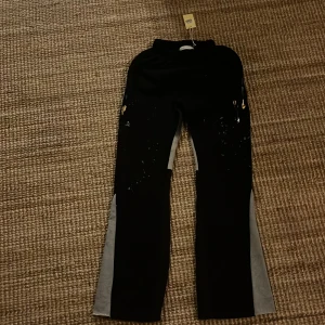 Flared byxor  - Snygga byxor aldrig använda på grund av dom var för små.