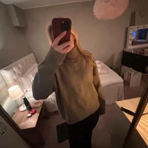 Beige stickad tröja - Mysig brun stickad tröja perfekt för kyliga dagar. Den har en normal passform och långa ärmar med ribbade muddar. Perfekt för höst och vinter, och funkar lika bra till vardags som till en avslappnad kväll med vänner. Storlek L men väldigt liten i storleken så känns mer som S eller XS