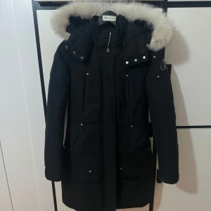 Moose knuckles jacka - vill bli av med den snabbt.  Äkta moose knuckles, strolek s men passar även xs. äkta päls. Jackan är köpt på deras egna hemsida. kvitto finns. Den har ett litet hål där bak som jag tejpad med svart klädestejp, syns inte så mycket. Annars inga defekter. Pris kan diskuteras vid snabbaffär. Man kan ta på och av pälsen