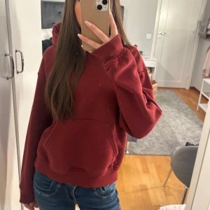 Vinröd hoodie - Sjukt snygg vinröd hoodie, knappast använd och har inga defekter!!❤️❤️