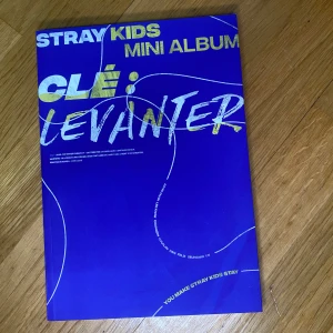 STRAY KIDS - [CLE : LEVANTER] - - 1 CD-R - 1 PHOTO BOOK WITH 1 SPECIAL PAGE (RANDOM 1 OUT OF 8 PAGES, SAME SPECIAL PAGES IN BOTH NORMAL VER. AND LIMITED VER.) - 3 QR PHOTO CARD (RANDOM 3 OUT OF 40, SAME IMAGES IN BOTH NORMAL VER. AND LIMITED VER.)