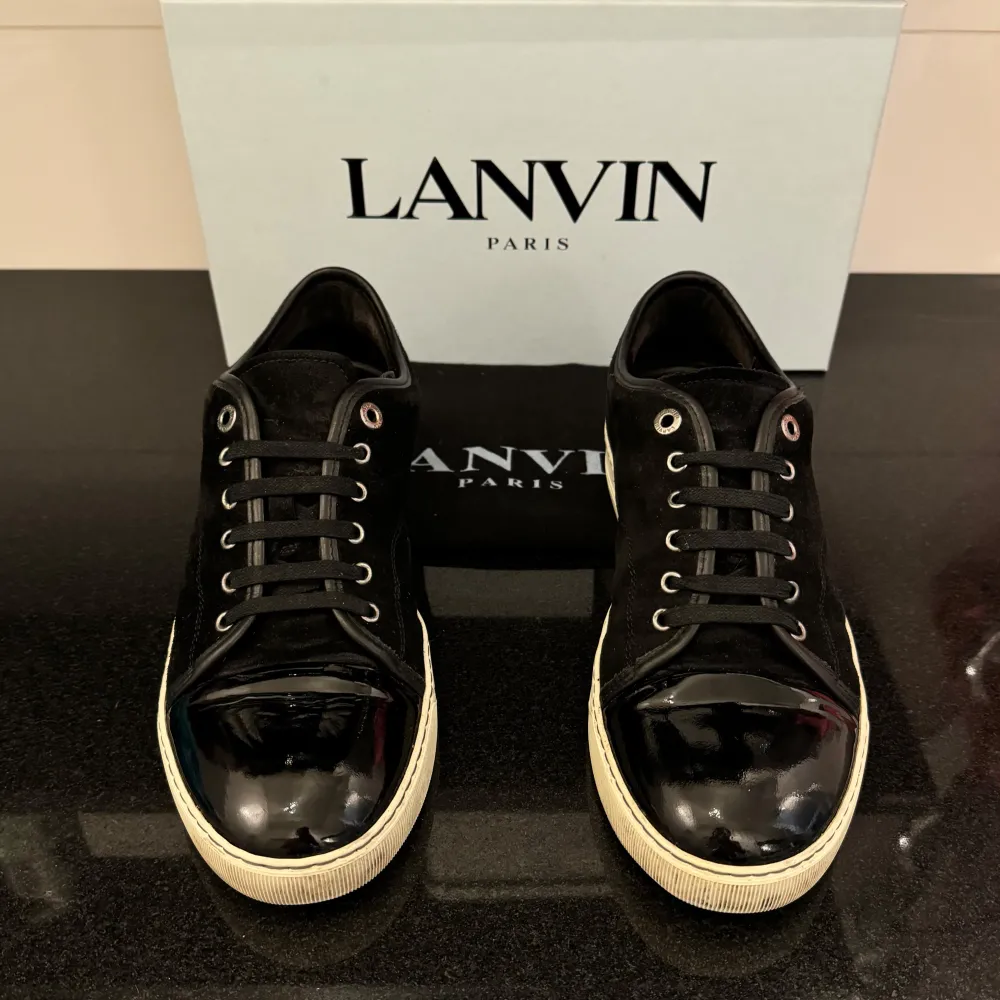 Feta Lanvin-skor i svart! De är EU 41-42 UK 7. De är i ett väldigt bra skick med få tecken av användning. 2499kr (nypris: 4500kr). Lanvin-box kommer med. Kan fraktas via Postnord / Instabox samma dag. Hör av dig vid frågor eller funderingar😊. Skor.