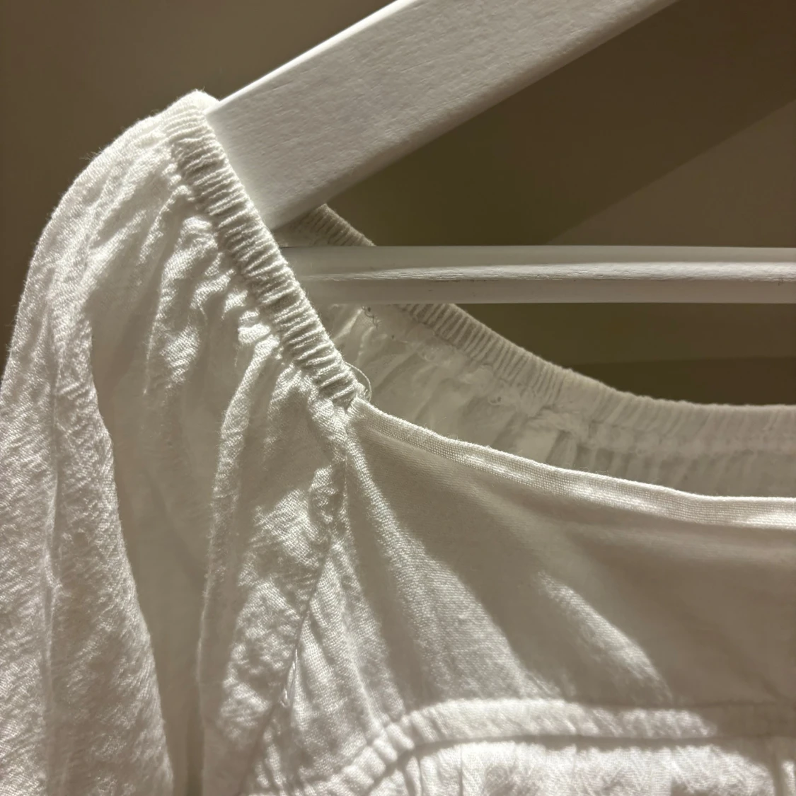 Vit blus med volanger - 90