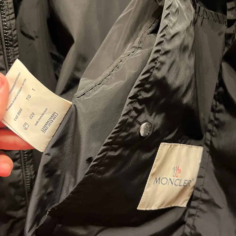 Moncler Windbreaker i storlek S (1), äkta där både NFC och koden i jackan registreras. Inga defekter och är i perfekt skick! Tveka inte på att höra av dig om frågor och funderingar! 🍾☺️. Jackor.