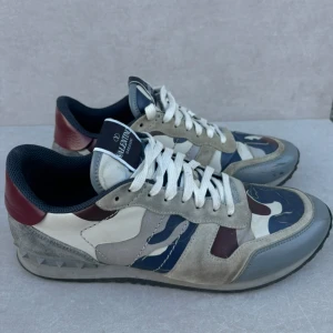 Valentino Rockrunner - ett par riktigt snygga och sällsynta rockrunners || perfekta nu till vintern || strlk 43 || Skicket är 8/10 ( fint skick || || Serienummer finns || nypris: 6-7k || hör av er vid intresse! 