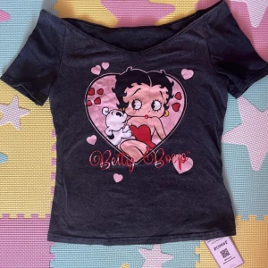 Betty Boop tröja  - Mörkgrå off shoulder Betty Boop tröja köpt på plick med lappen kvar❤️