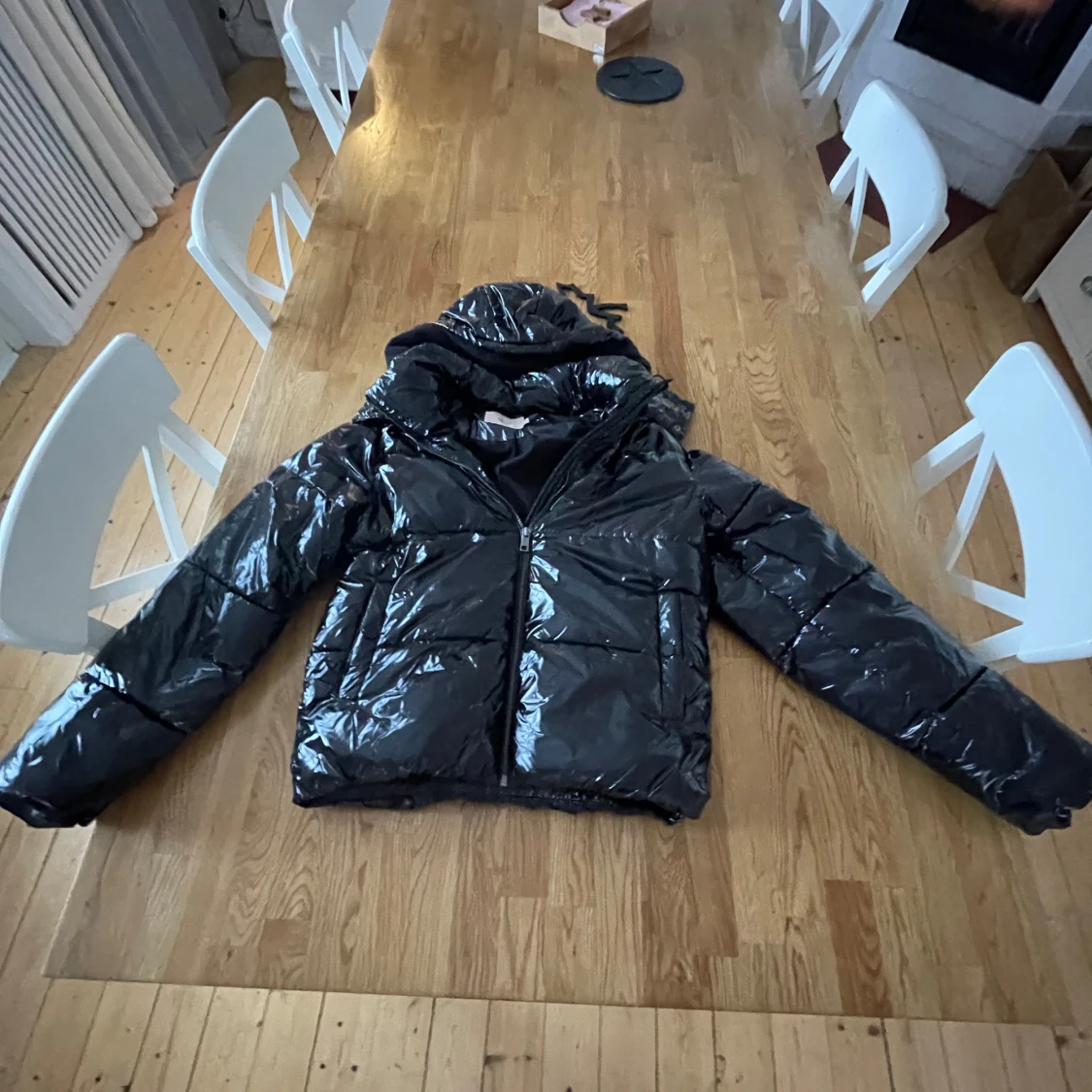 Svart glansig pufferjacka från Nelly