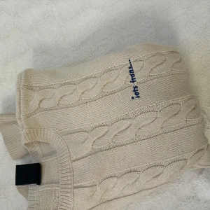 Beige stickad tröja från Iets frans  - Säljer en fin beige stickad tröja från iets frans i storlek L som är unisex. Nästan aldrig använd och köpt för 600kr 