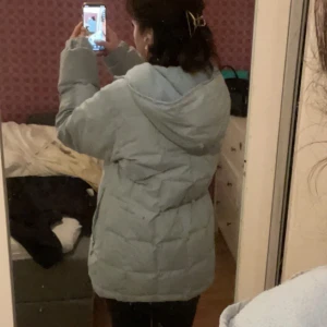 Ljusblå dunjacka med huva - Säljer en mysig ljusblå dunjacka med huva. Perfekt för kalla vinterdagar. Jackan har en normal passform och långa ärmar. Den är i mycket bra skick och redo för nya äventyr. Håll dig varm och stilren i vinter!