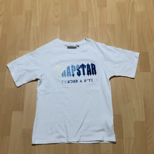 Vit t-shirt från Trapstar - Säljer vit trap star t-shirt storlek s men passar för m också skriv om du undrar något om tröjan 