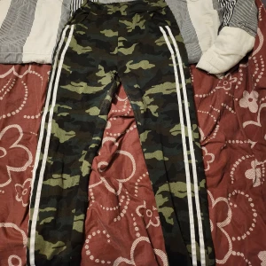 Byxor - Mjuka sköna mysbyxor. Passar Medium (mindre L/XL)