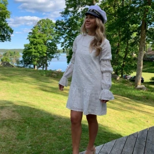 Studentklänning  - Jättefin studentklänning, endast använd en gång och i nyskick. Har sytt in klänningen i midjan för tyckte den satt finare då (bild 5) men detta går såklart att sprätta upp för att få tillbaka orginalutseendet💞 passar xs-s (bild 1 lånad)