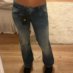 Säljer mina helt oanvända LTB jeans! Lägmidjade! Jag är 165 cm och de är perfekta i längden för mig. Strl 27/30!💕 skriv om ni har frågor! Köptes för 799kr!