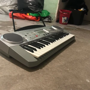 Batteridriven keyboard - Säljer ett batteridriven keyboard. Det har en silvergrå färg och flera knappar för olika funktioner. Perfekt för nybörjare eller för att jamma hemma. Tangenterna är i bra skick och det finns en display för att visa inställningar. Perfekt för musikälskare! 🎹Hämtas i halmstad 
