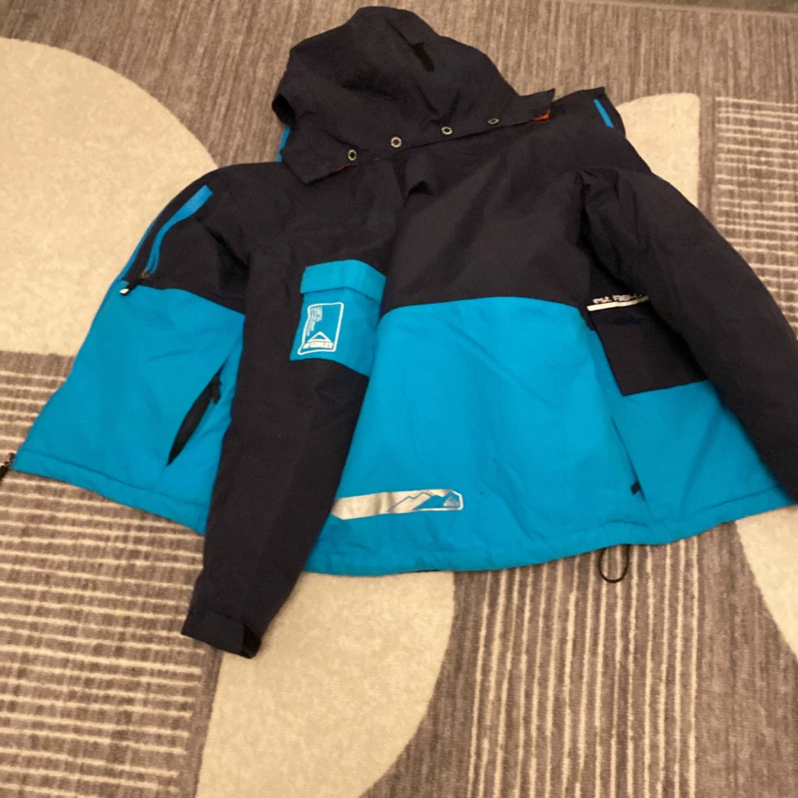 Blå och svart jacka från McKinley - 90